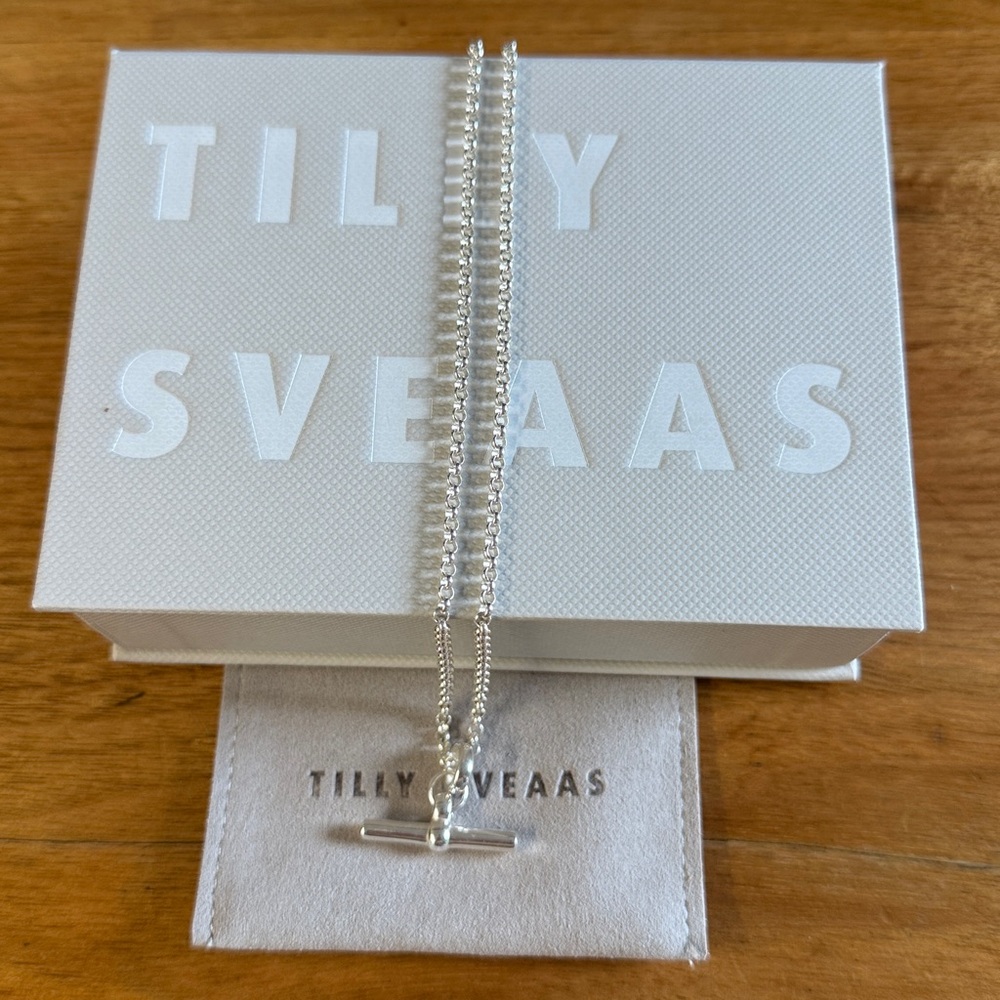 Tilly Sveaas Small Silver T Bar on Belcher Chain